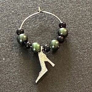 Wine glass tag, stainless steel hoop, green/black beads, high heel charm